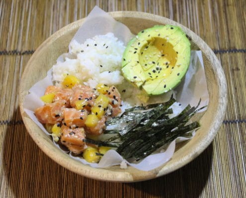 sushi bowl au saumon mangue et avocat
