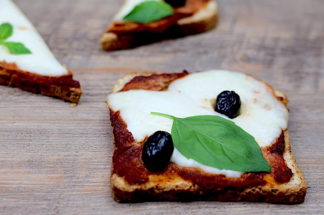 toasts façon pizza à la mozzarella 